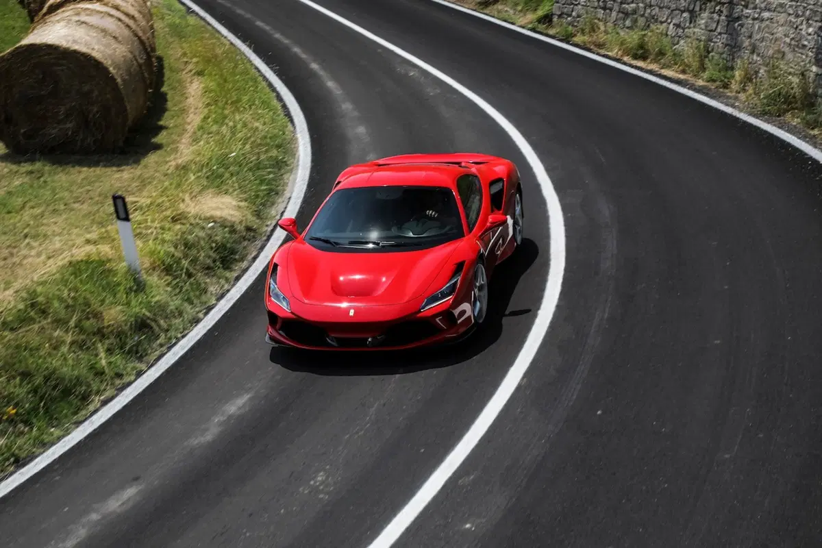 Ferrari F8 Tributo, celebra la dinastia V8 con la forza di 720 CV [Video] (32)