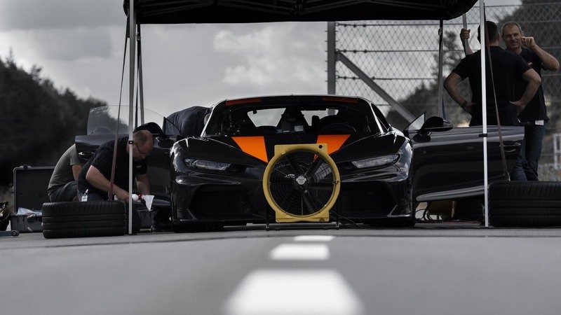 Bugatti Chiron, gomme &ldquo;spaziali&rdquo; per il record di velocit&agrave; 