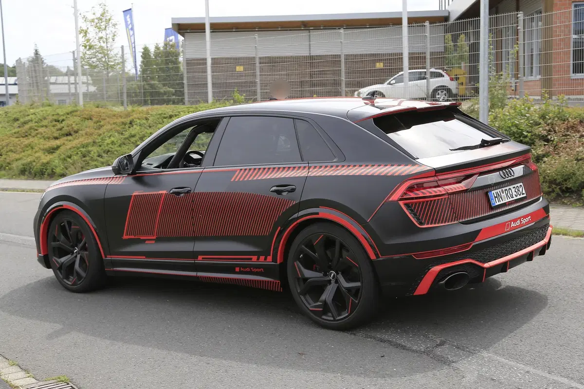 Audi RS Q8: la vedremo a Francoforte 2019? [Foto spia] (5)
