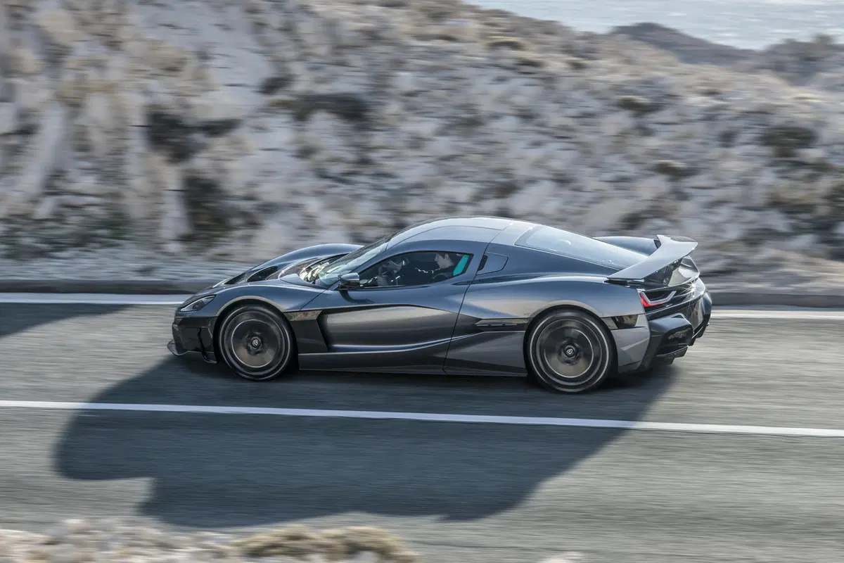 Rimac C_Two, l’elettrica con prestazioni da urlo: 1914 CV e 412 km/h