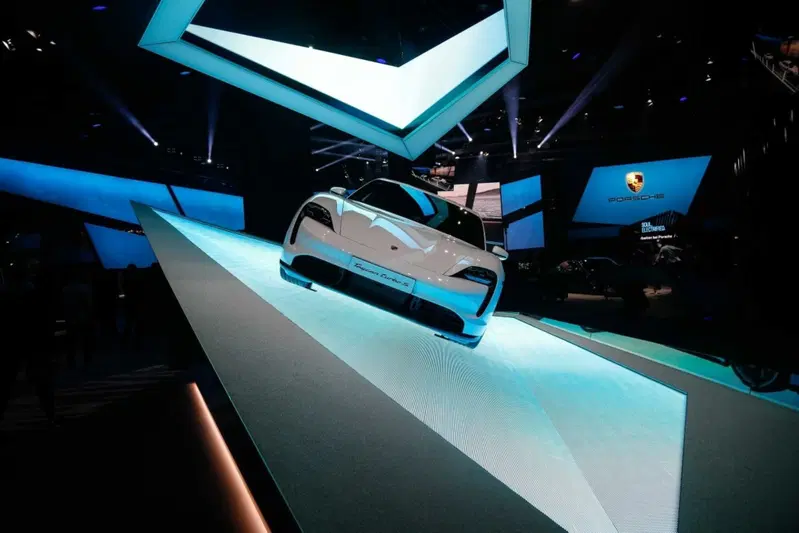 Porsche Taycan, l'era elettrica parte dal Salone di Francoforte 2019