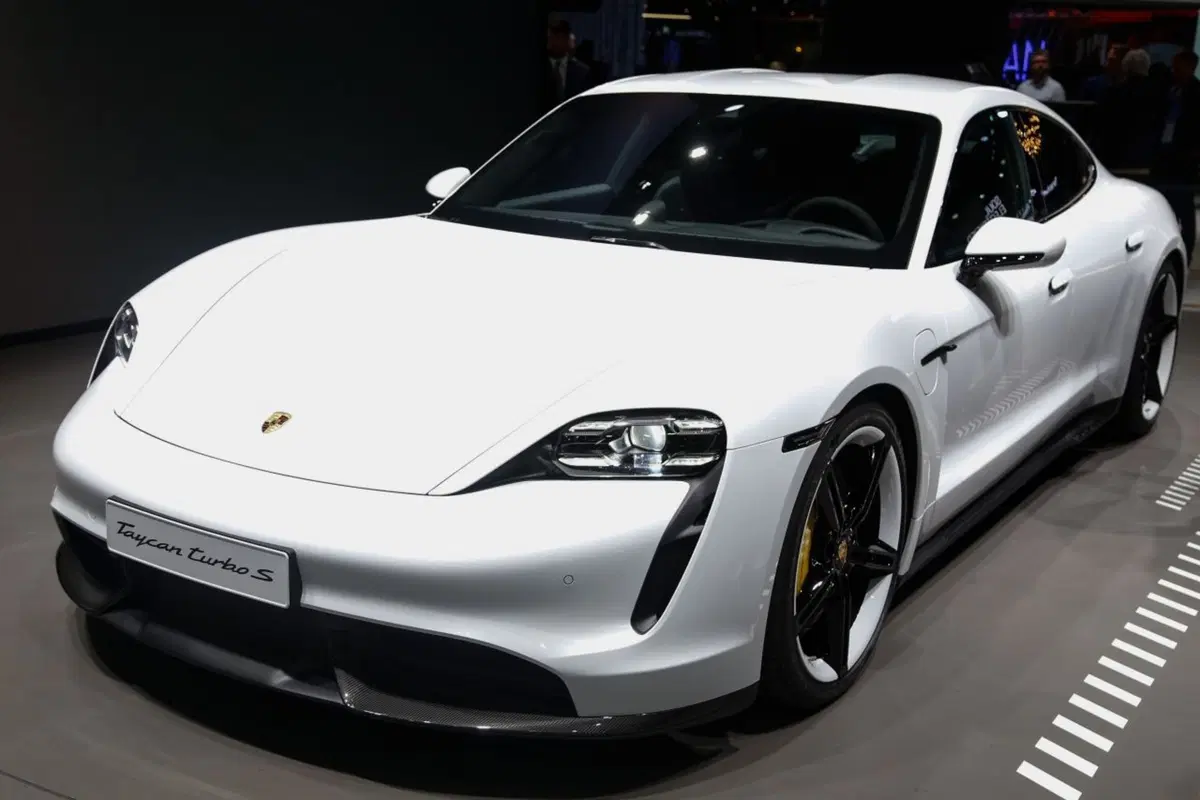 Porsche Taycan, l'era elettrica parte dal Salone di Francoforte 2019 (3)