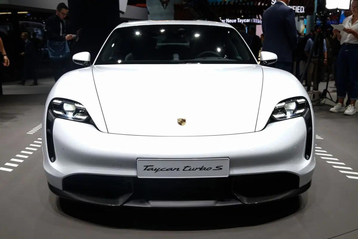 Porsche Taycan, l'era elettrica parte dal Salone di Francoforte 2019 (4)