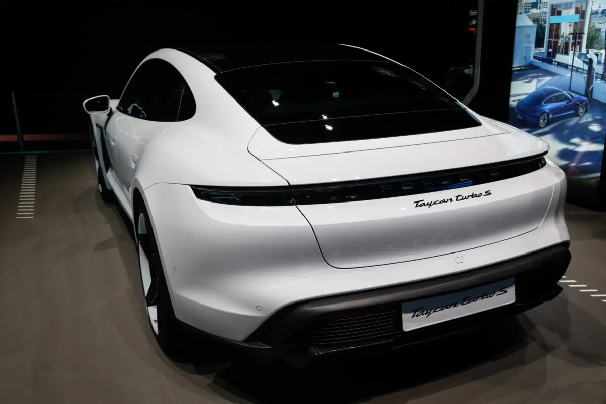 Porsche Taycan, l'era elettrica parte dal Salone di Francoforte 2019 (5)