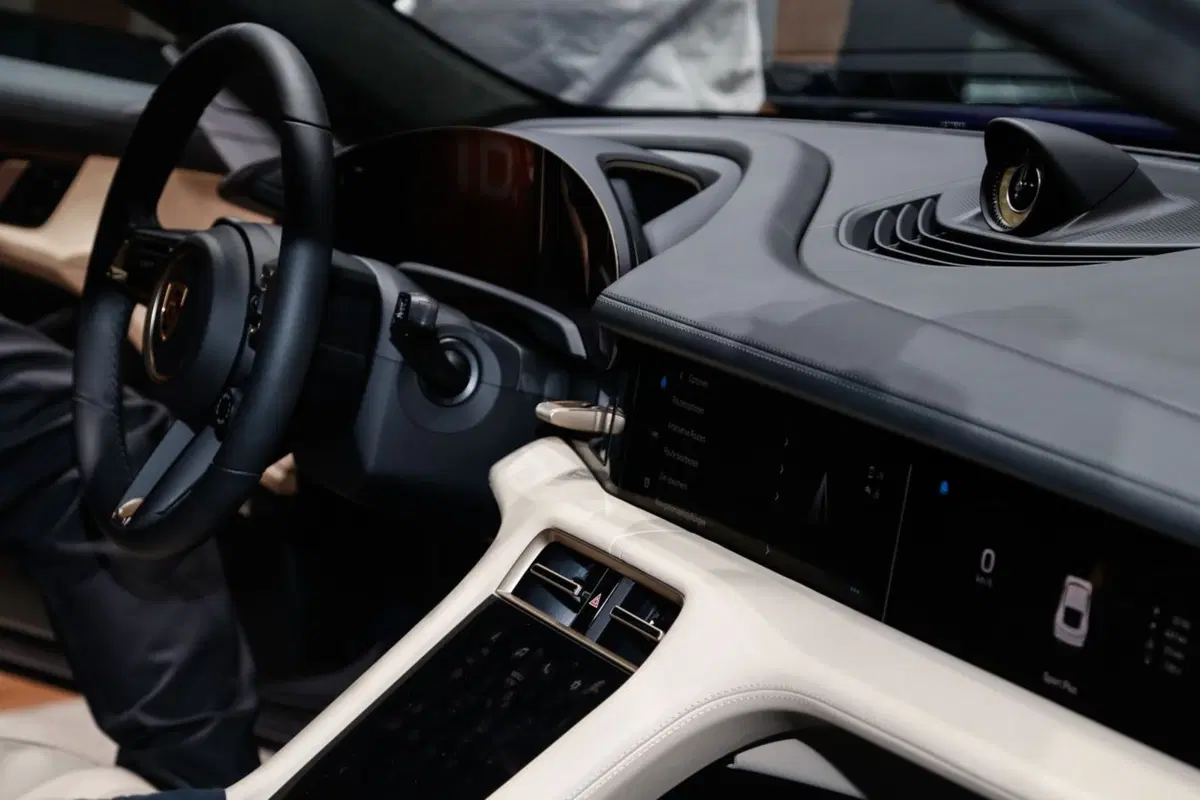 Porsche Taycan, l'era elettrica parte dal Salone di Francoforte 2019 (6)