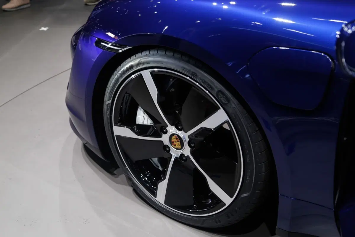 Porsche Taycan, l'era elettrica parte dal Salone di Francoforte 2019 (7)