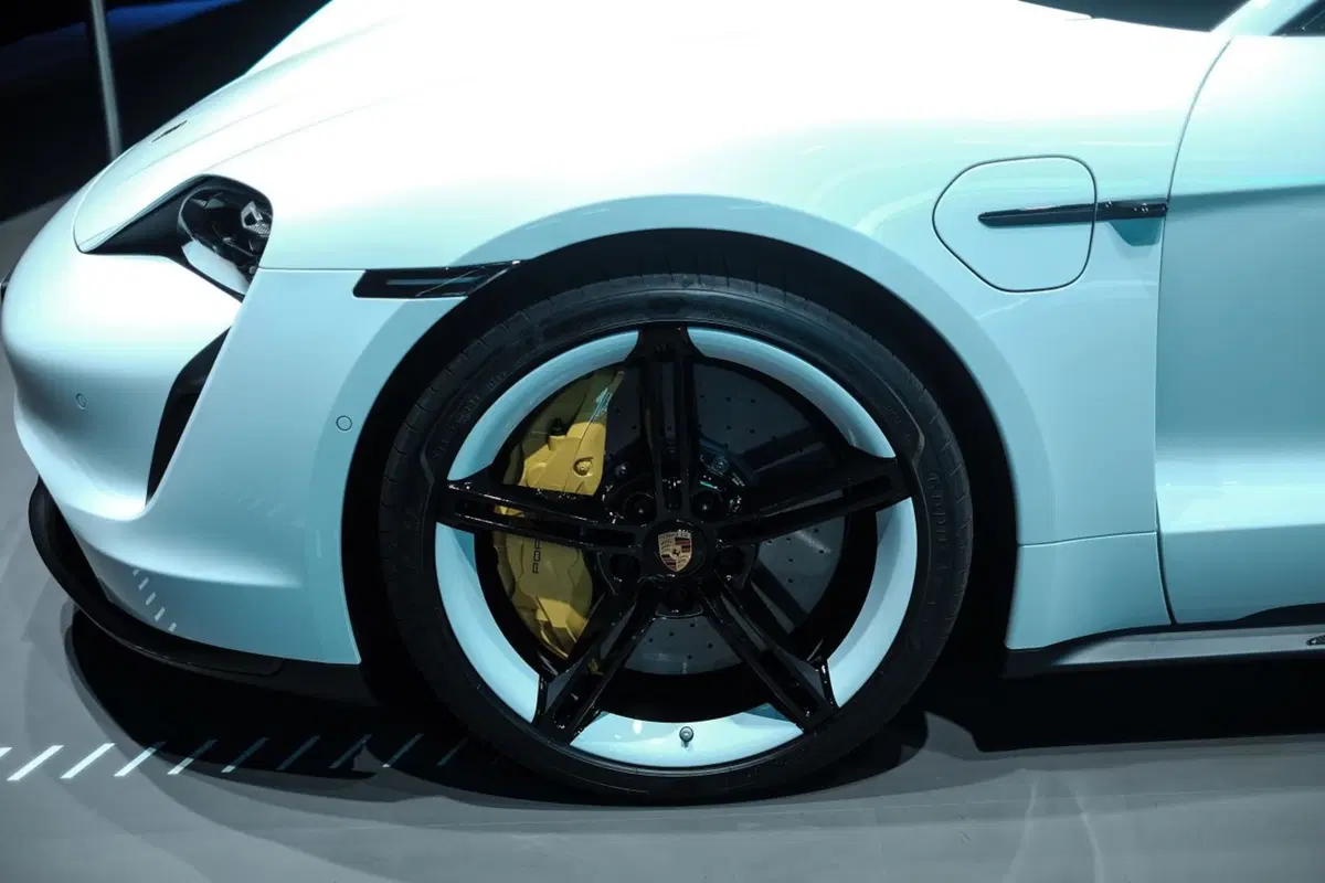 Porsche Taycan, l'era elettrica parte dal Salone di Francoforte 2019 (8)