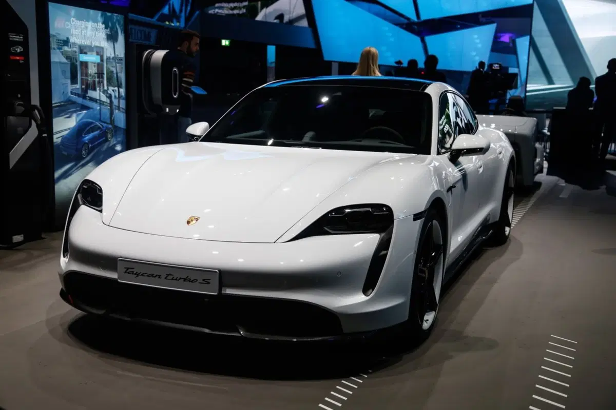 Porsche Taycan, l'era elettrica parte dal Salone di Francoforte 2019 (9)