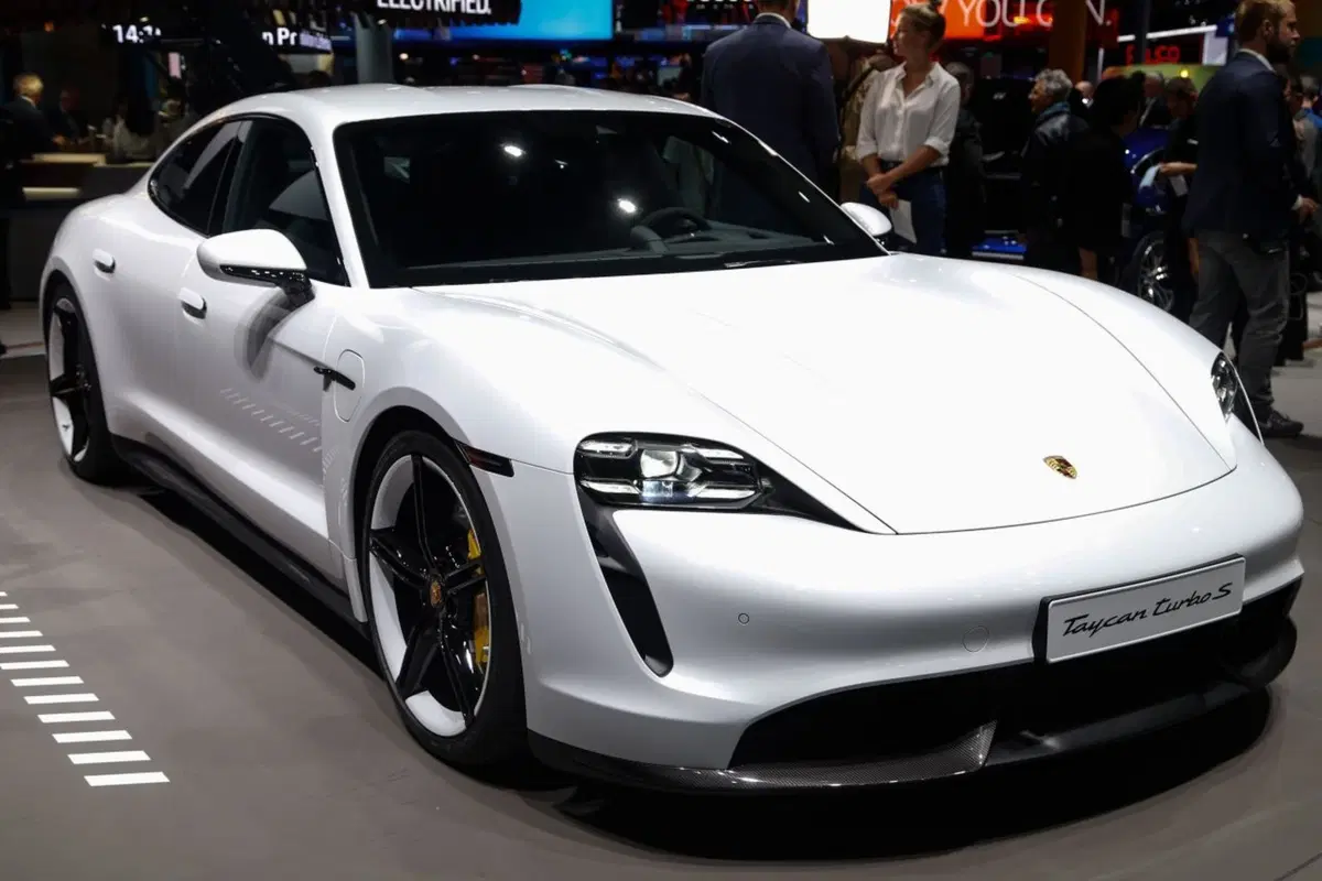 Porsche Taycan, l'era elettrica parte dal Salone di Francoforte 2019 (10)