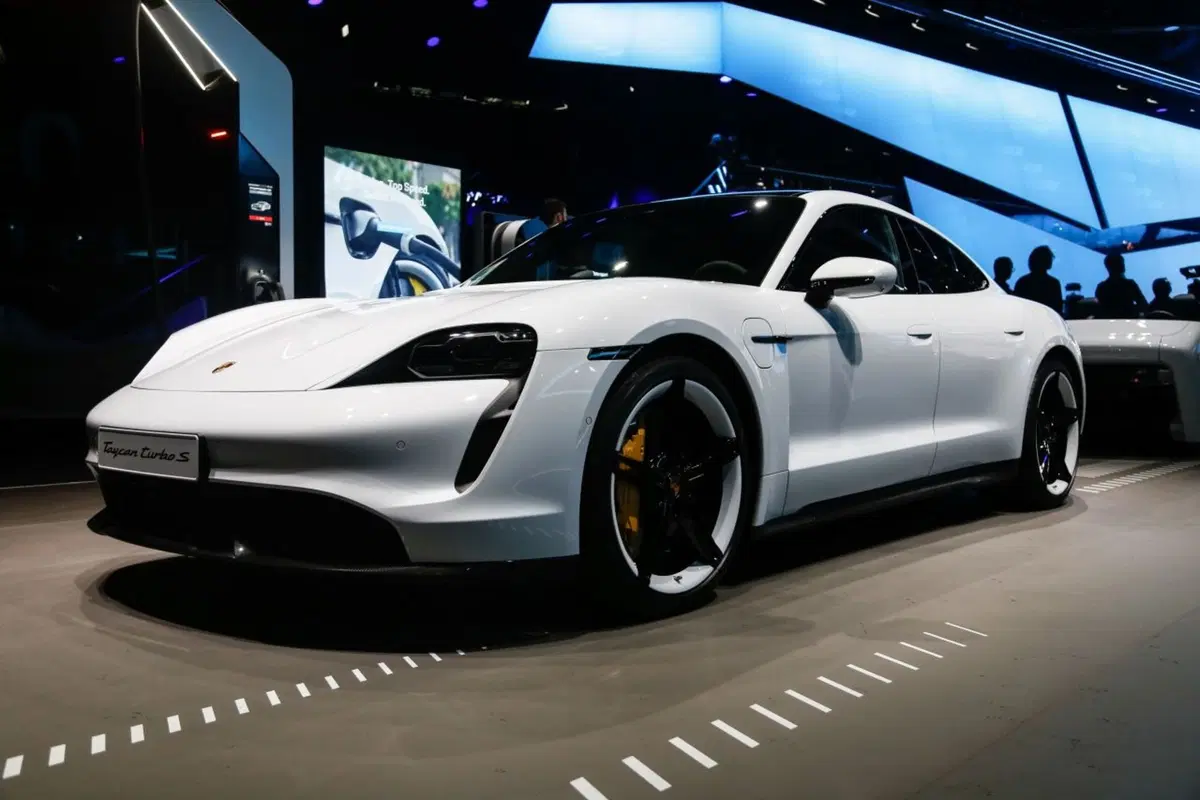 Porsche Taycan, l'era elettrica parte dal Salone di Francoforte 2019 (11)