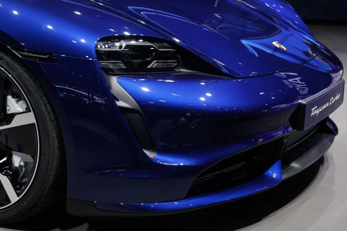 Porsche Taycan, l'era elettrica parte dal Salone di Francoforte 2019 (12)