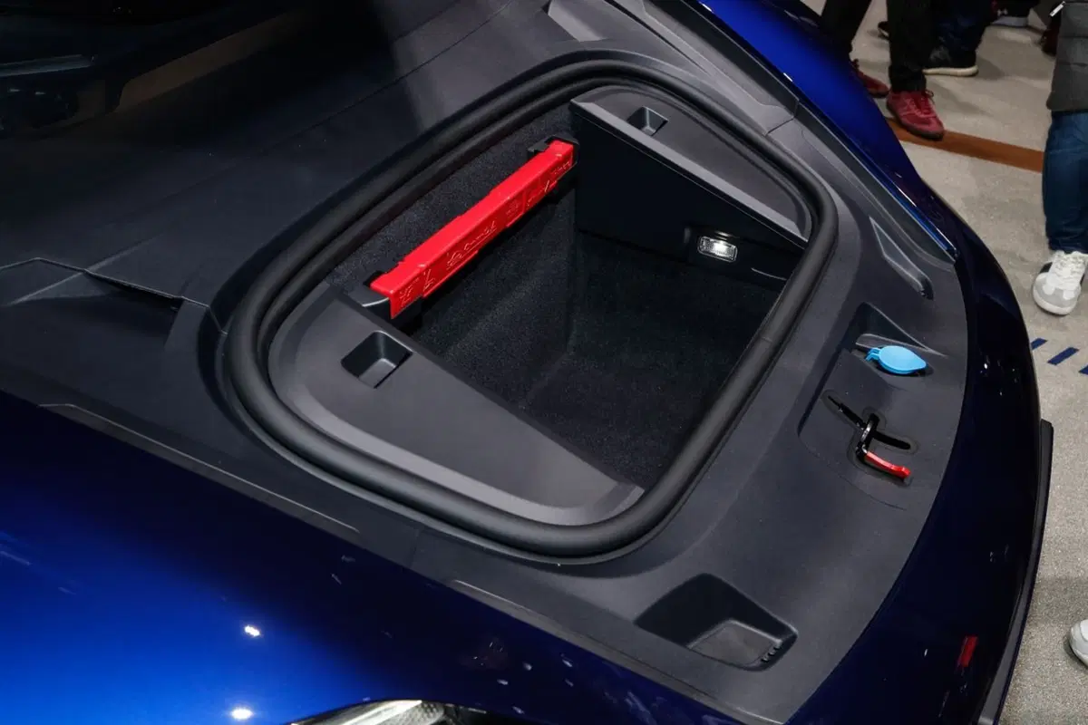 Porsche Taycan, l'era elettrica parte dal Salone di Francoforte 2019 (13)