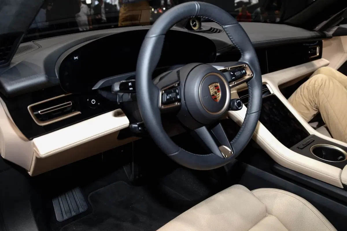 Porsche Taycan, l'era elettrica parte dal Salone di Francoforte 2019 (16)