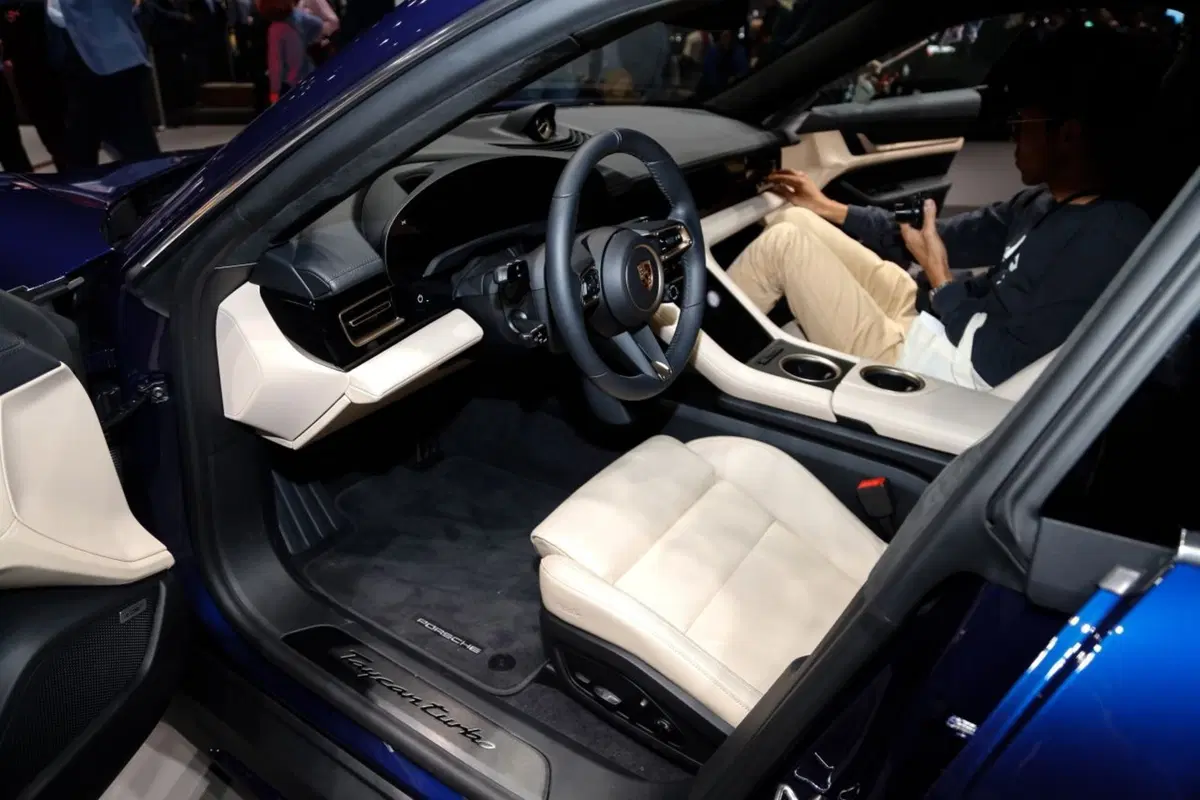 Porsche Taycan, l'era elettrica parte dal Salone di Francoforte 2019 (17)