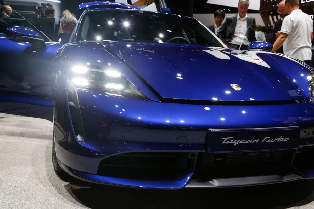 Porsche Taycan, l'era elettrica parte dal Salone di Francoforte 2019 (18)