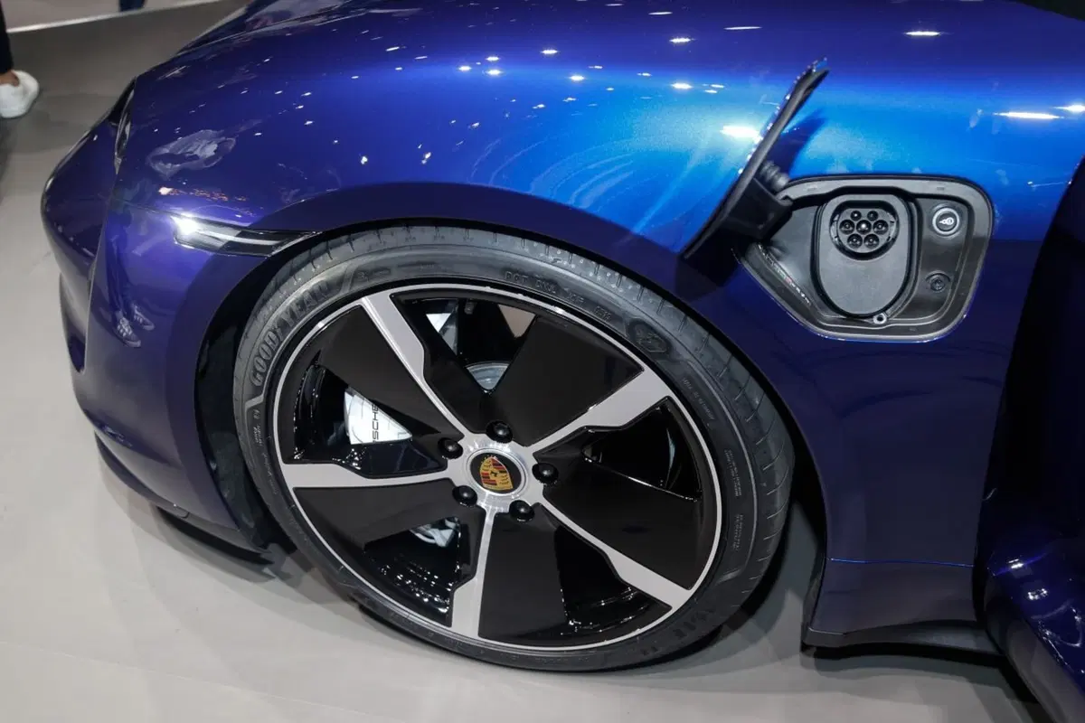 Porsche Taycan, l'era elettrica parte dal Salone di Francoforte 2019 (20)