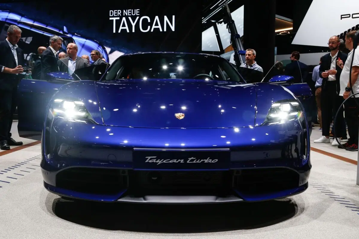 Porsche Taycan, l'era elettrica parte dal Salone di Francoforte 2019 (23)