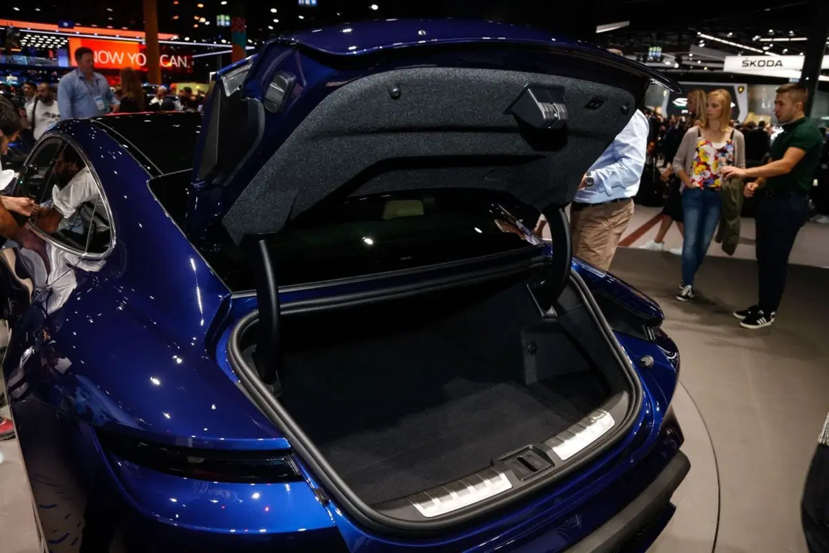 Porsche Taycan, l'era elettrica parte dal Salone di Francoforte 2019 (24)