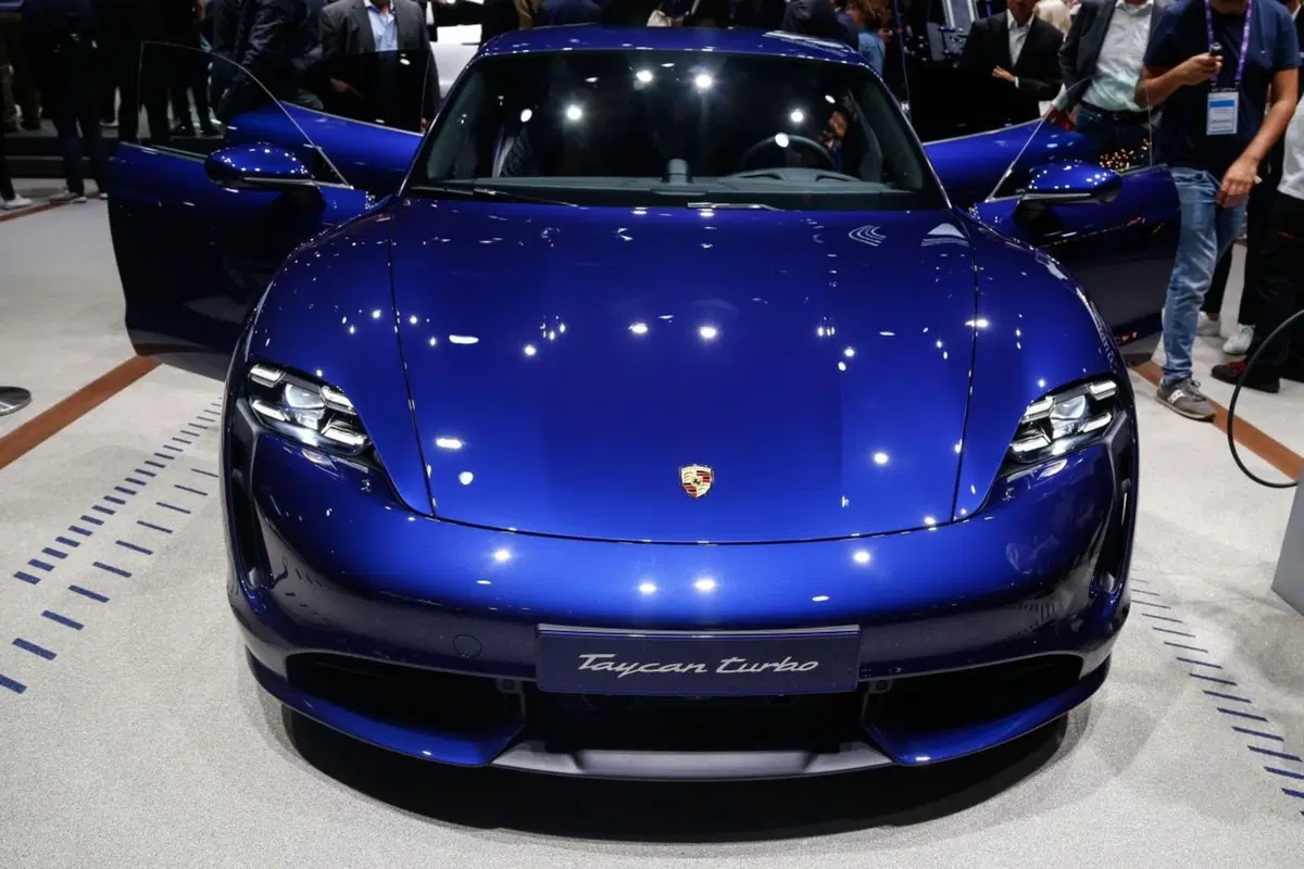 Porsche Taycan, l'era elettrica parte dal Salone di Francoforte 2019 (25)