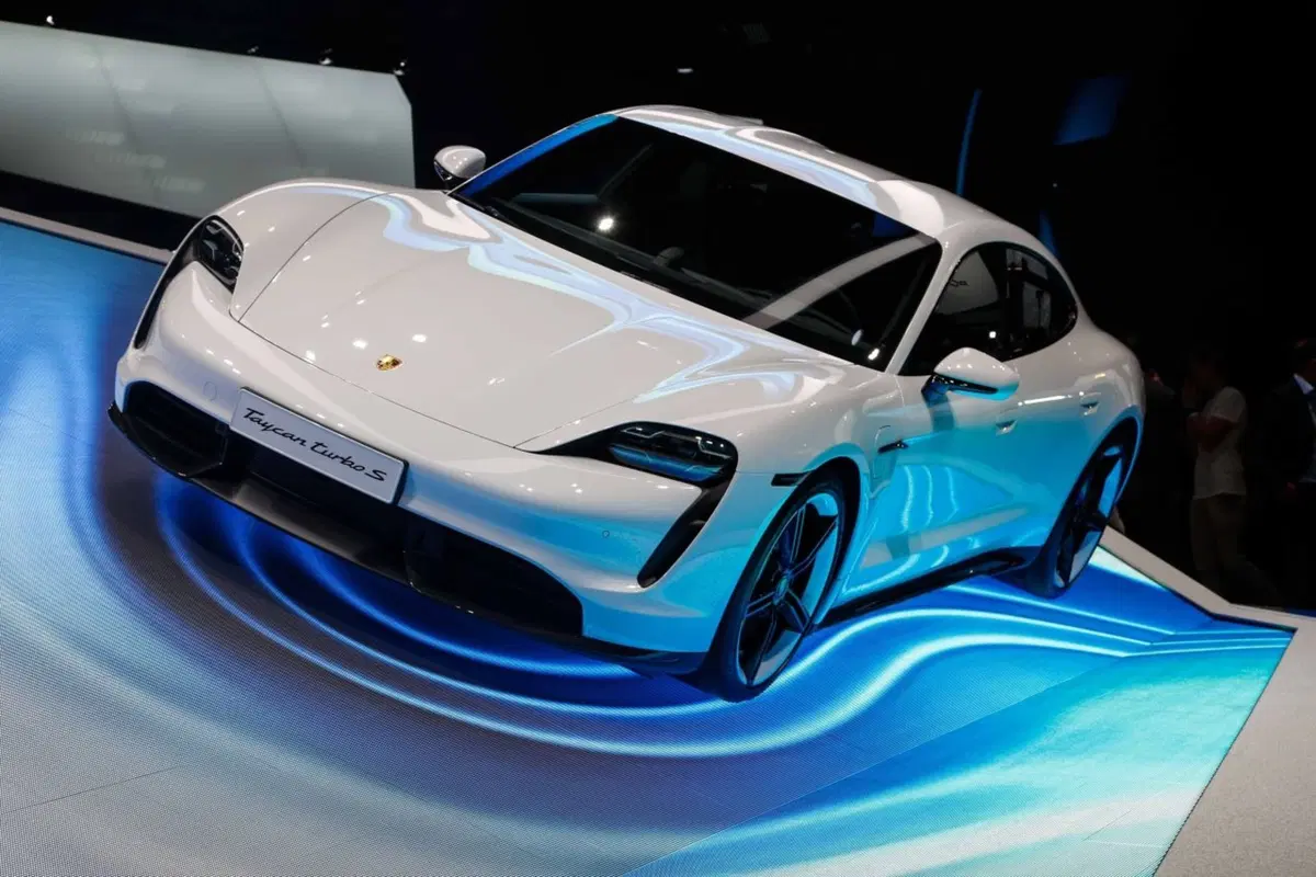 Porsche Taycan, l'era elettrica parte dal Salone di Francoforte 2019 (26)