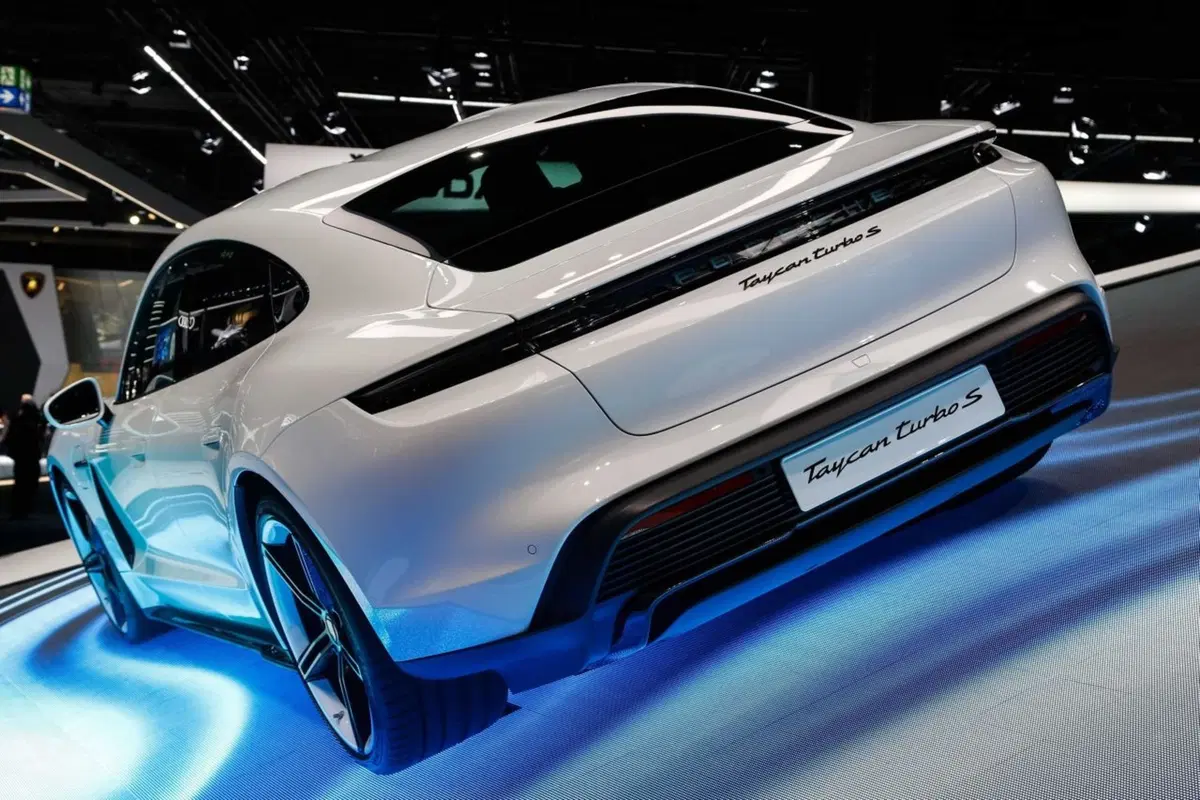 Porsche Taycan, l'era elettrica parte dal Salone di Francoforte 2019 (28)