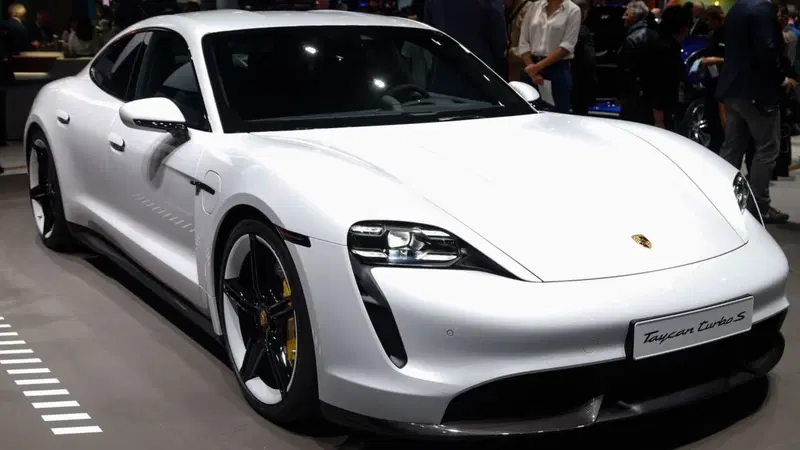 Porsche Taycan, l'era elettrica parte dal Salone di Francoforte 2019
