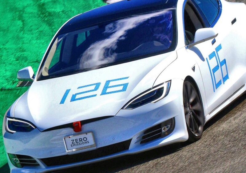 Tesla Model S: sigla il record a Laguna Seca. E&#039; sfida aperta con Porsche Taycan