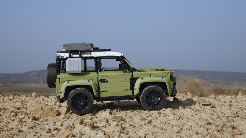 La nuova Land Rover Defender sar&agrave; anche di Lego!