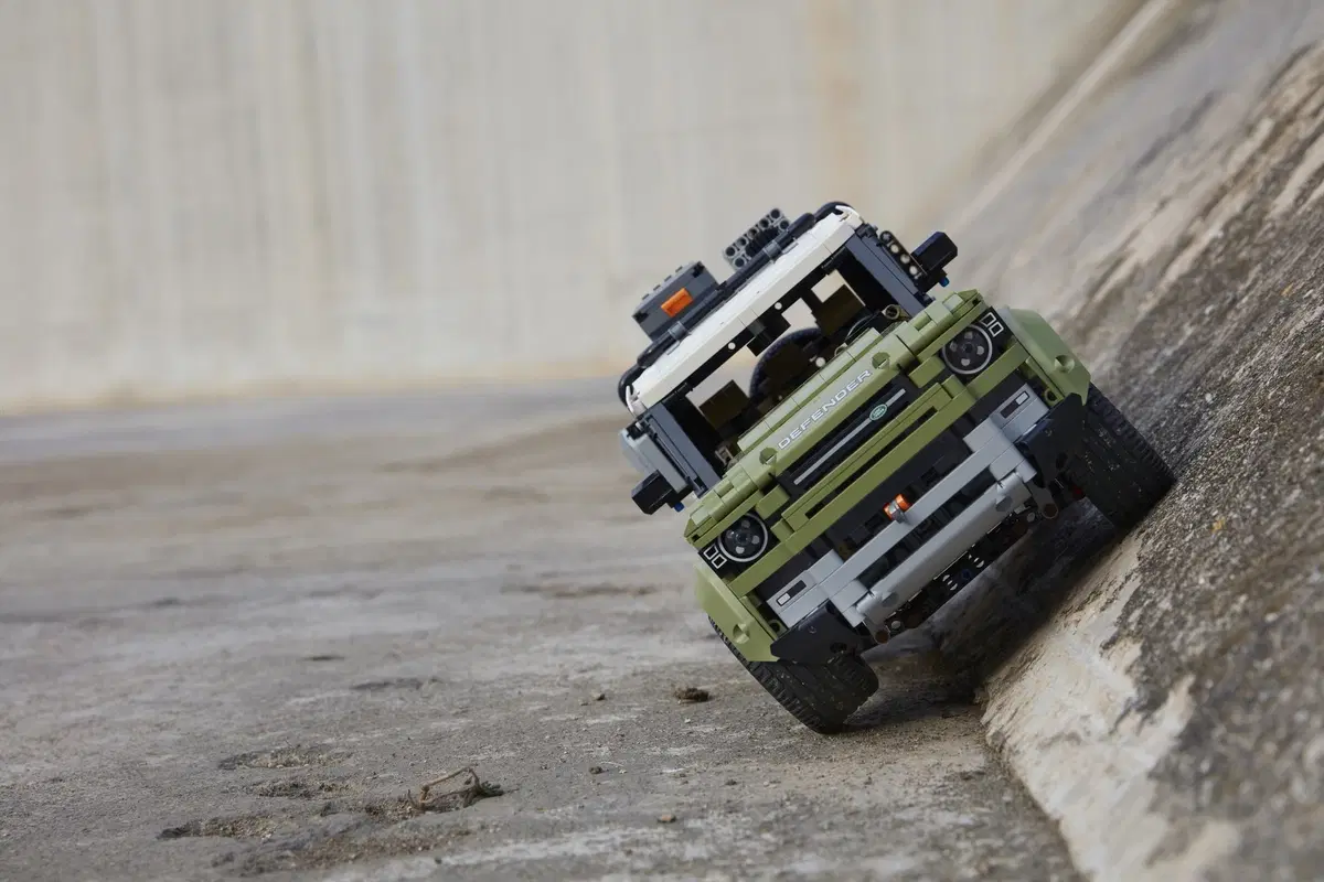 La nuova Land Rover Defender sarà anche di Lego! (2)