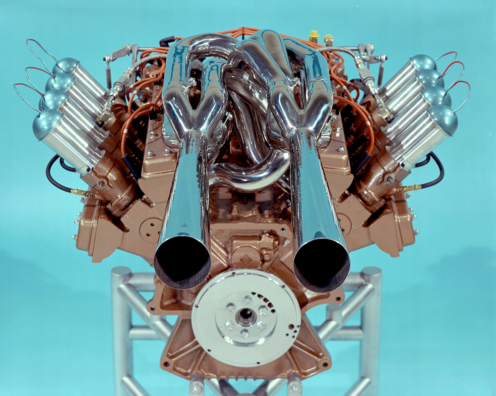 A Indianapolis nel 1965 la Ford ha interrotto il lungo dominio degli Offenhauser con questo bellissimo V8 bialbero. Qui si pu&ograve; notare la complessit&agrave; del sistema di scarico resa necessaria dall&rsquo;impiego di un albero a gomiti con manovelle a 90&deg; (come sui motori di serie)