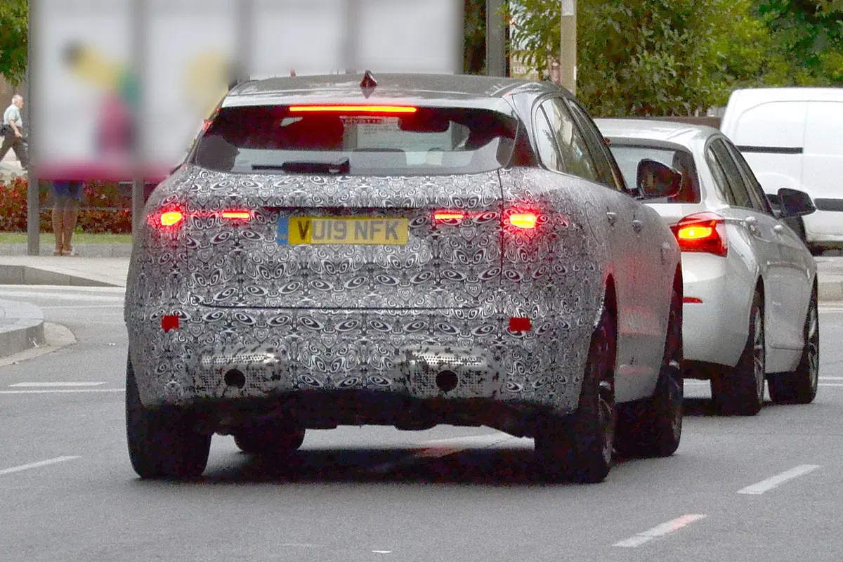 Jaguar F-Pace: in arrivo il restyling del SUV [Foto Spia] (2)