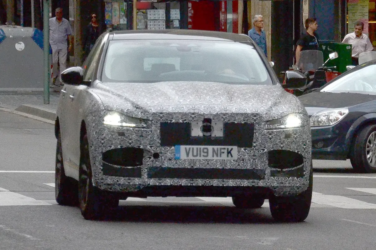 Jaguar F-Pace: in arrivo il restyling del SUV [Foto Spia] (5)