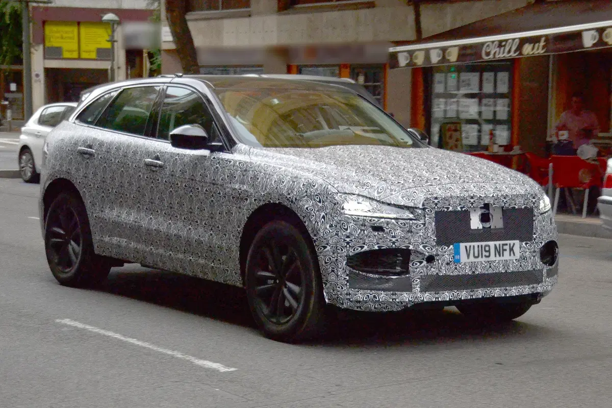 Jaguar F-Pace: in arrivo il restyling del SUV [Foto Spia] (6)