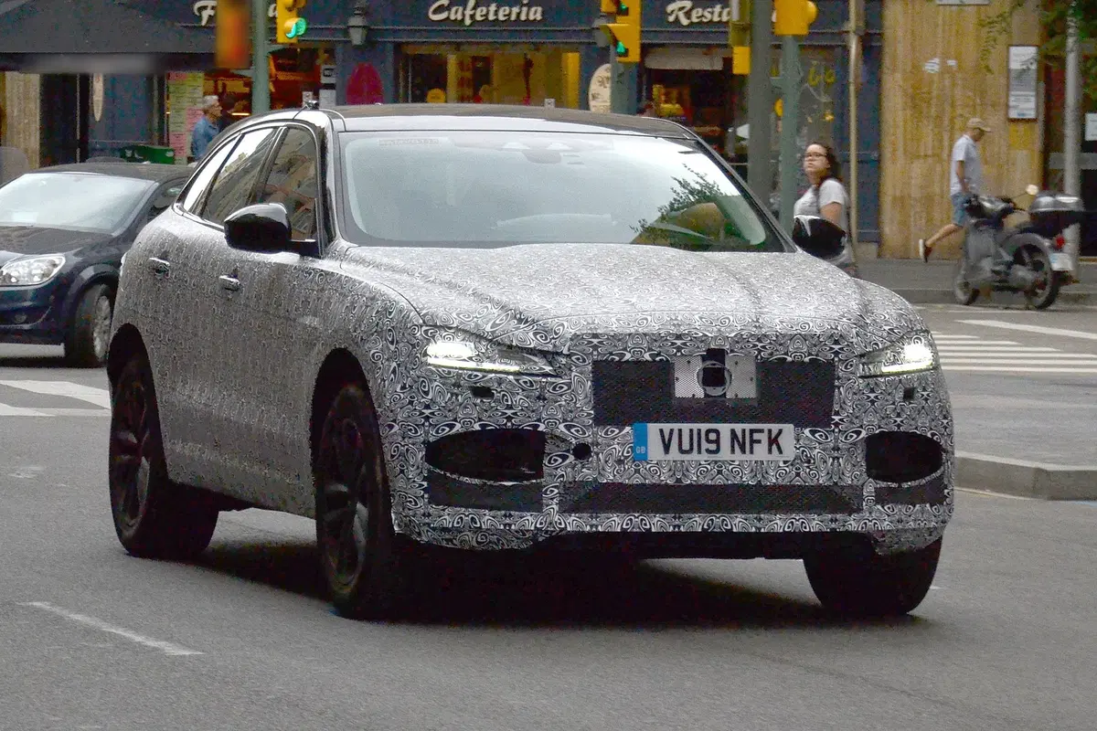 Jaguar F-Pace: in arrivo il restyling del SUV [Foto Spia] (9)