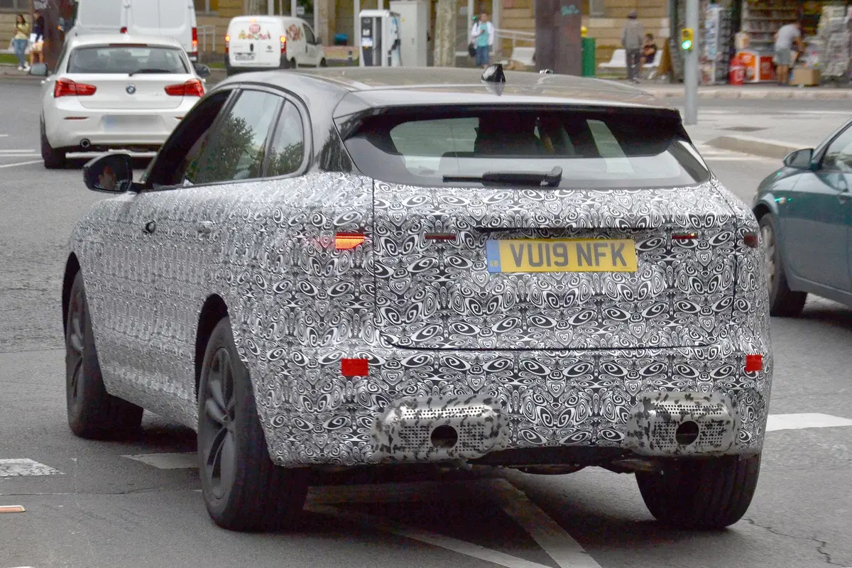Jaguar F-Pace: in arrivo il restyling del SUV [Foto Spia] (4)