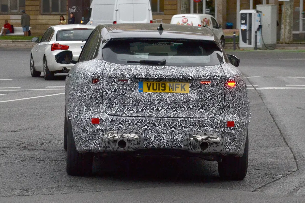Jaguar F-Pace: in arrivo il restyling del SUV [Foto Spia] (7)