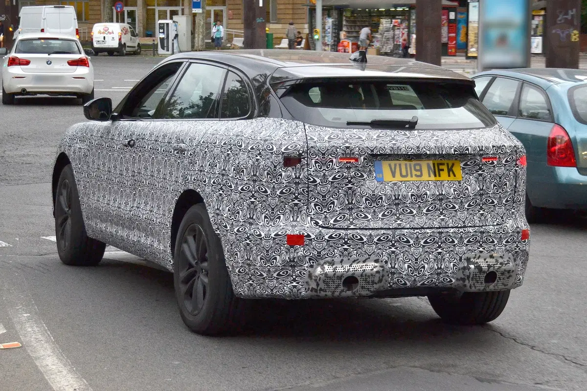 Jaguar F-Pace: in arrivo il restyling del SUV [Foto Spia] (10)