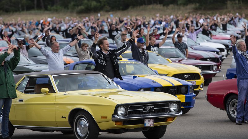 Ford: la parata di Mustang pi&ugrave; grande del mondo [Video]