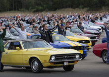 Ford: la parata di Mustang più grande del mondo [Video]