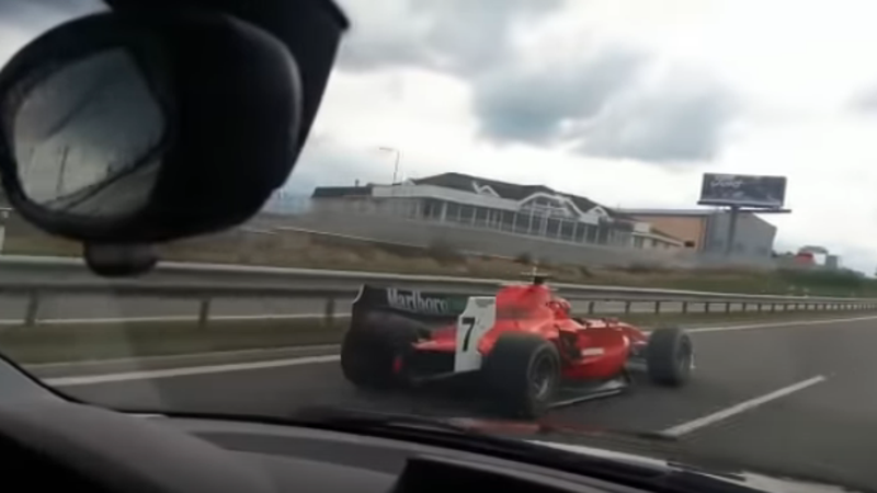 Con la monoposto Ferrari (tarocca) e la Corvette in tangenziale: sorpassi clamorosi [video]