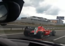 Con la monoposto Ferrari (tarocca) e la Corvette in tangenziale: sorpassi clamorosi [video]