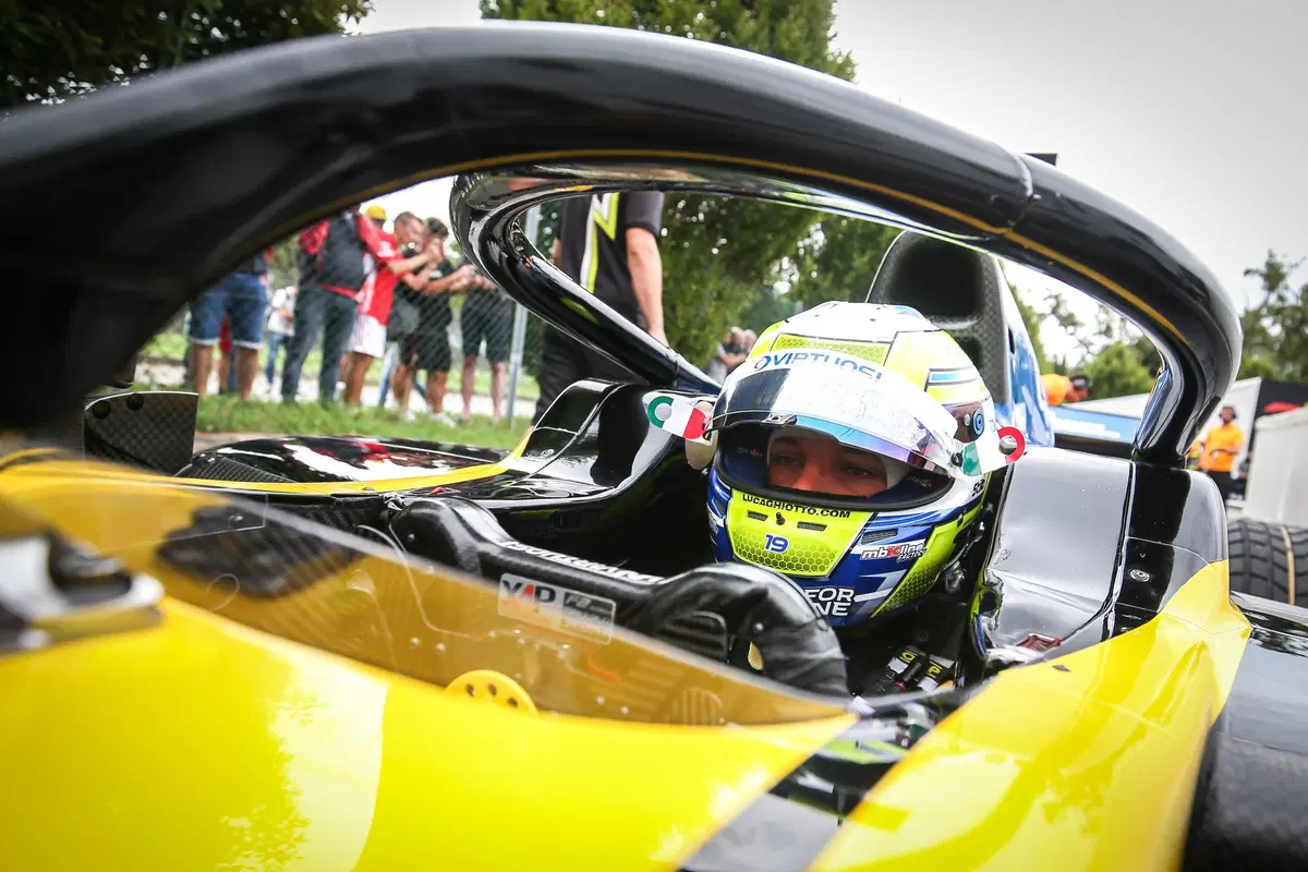 Luca Ghiotto, in gara per la Formula 1  (18)