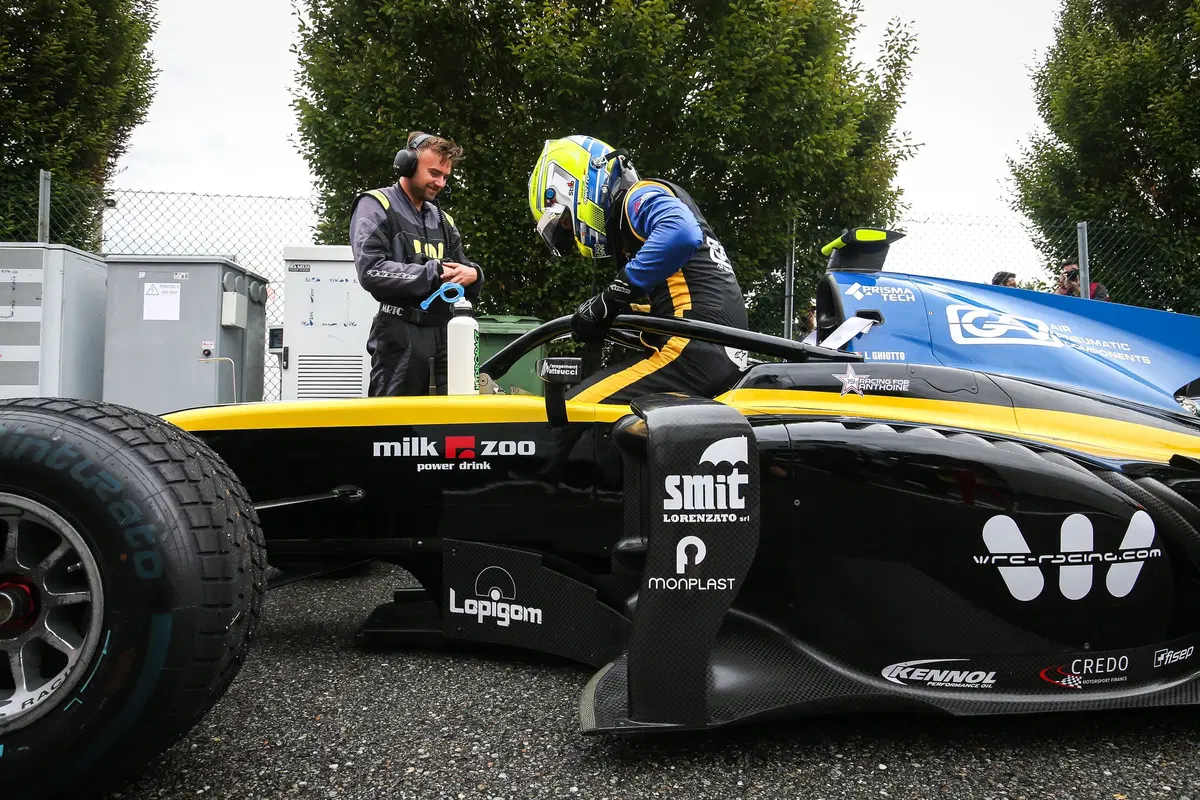 Luca Ghiotto, in gara per la Formula 1  (35)