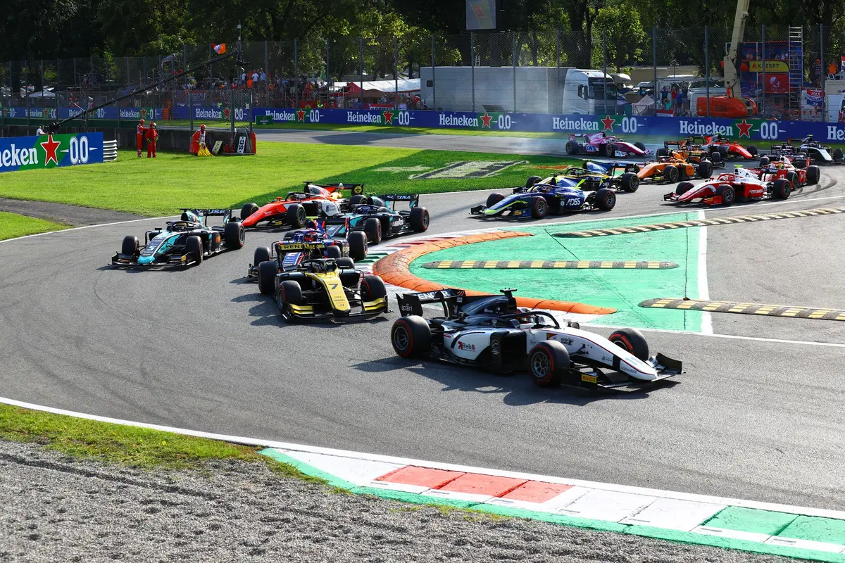 Luca Ghiotto, in gara per la Formula 1  (40)
