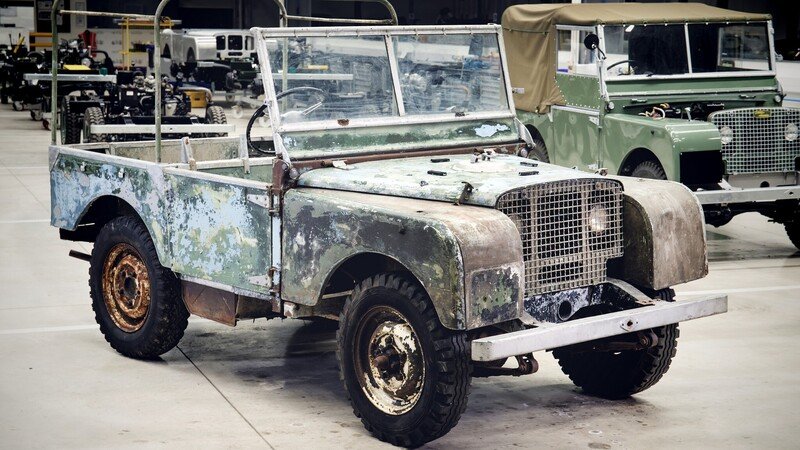 Land Rover: il primo Defender torna su strada, ecco le foto del restauro