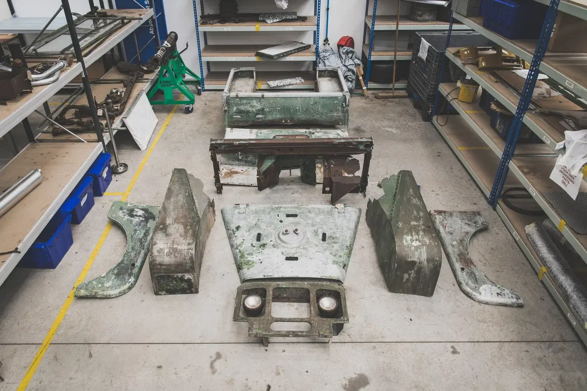 Land Rover: il primo Defender torna su strada, ecco le foto del restauro