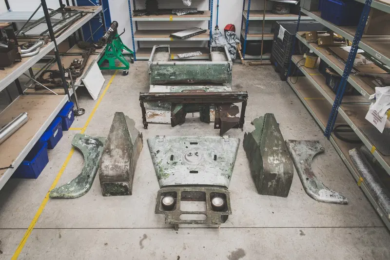 Land Rover: il primo Defender torna su strada, ecco le foto del restauro