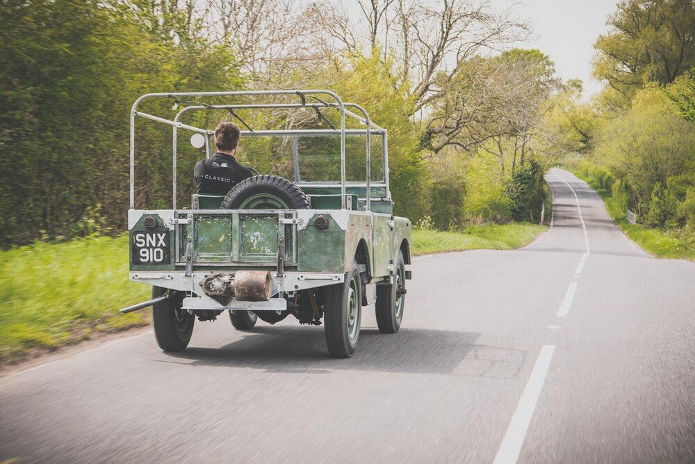 Il primo Land Rover Defender torna su strada