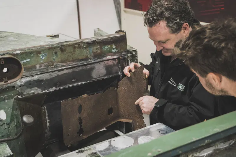 La cura maniacale del dettaglio degli esperti di Land Rover Classic