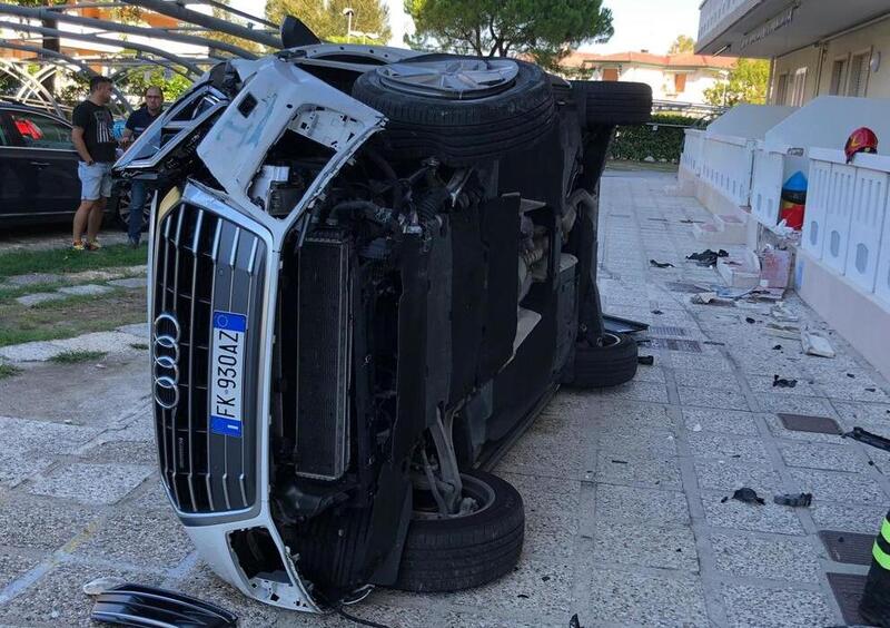 Treviso, sbaglia pedale e si capovolge con l&#039;auto in giardino